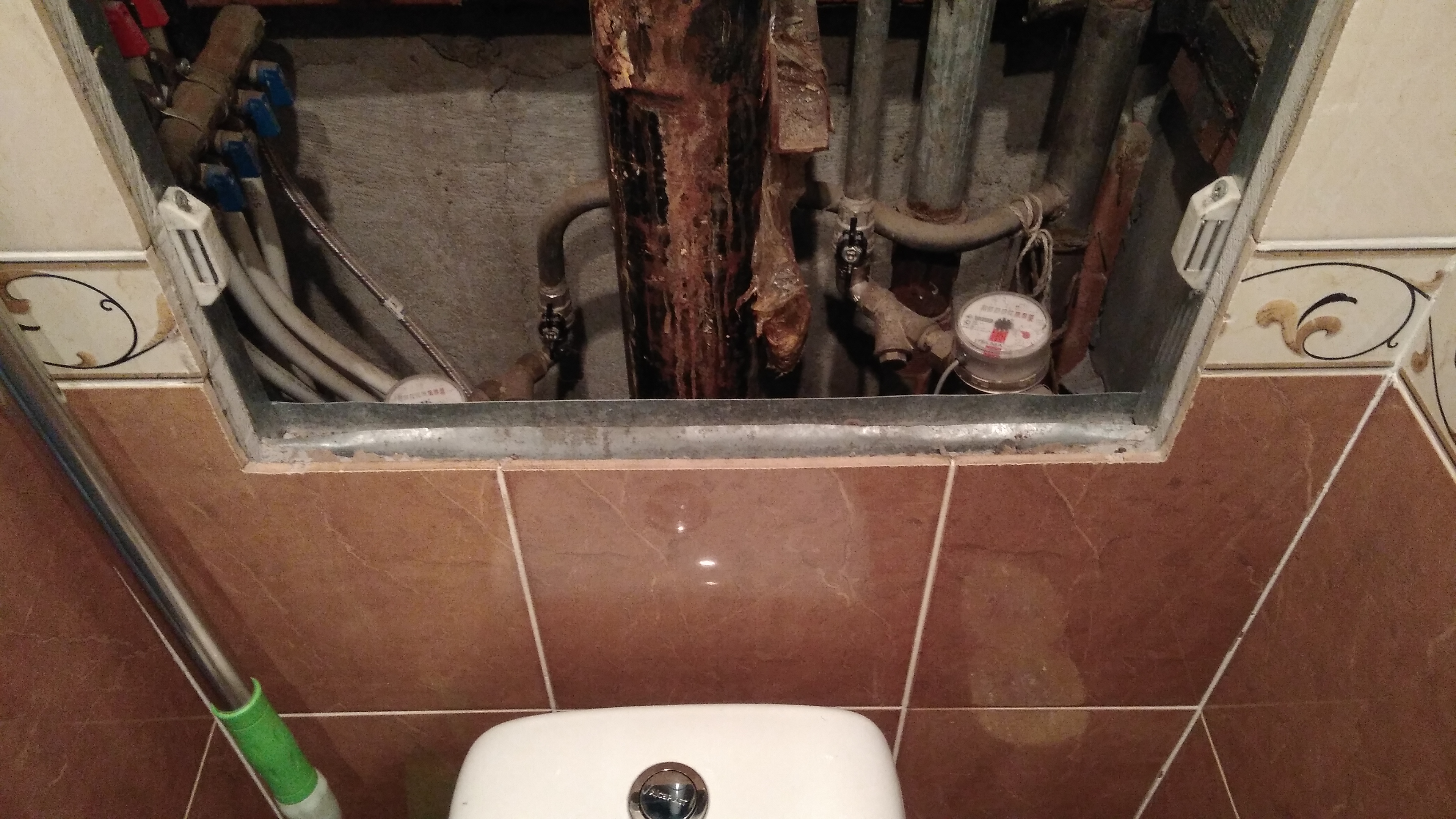 Закрыть трубы в туалете пластиковыми панелями – делаем правильно
