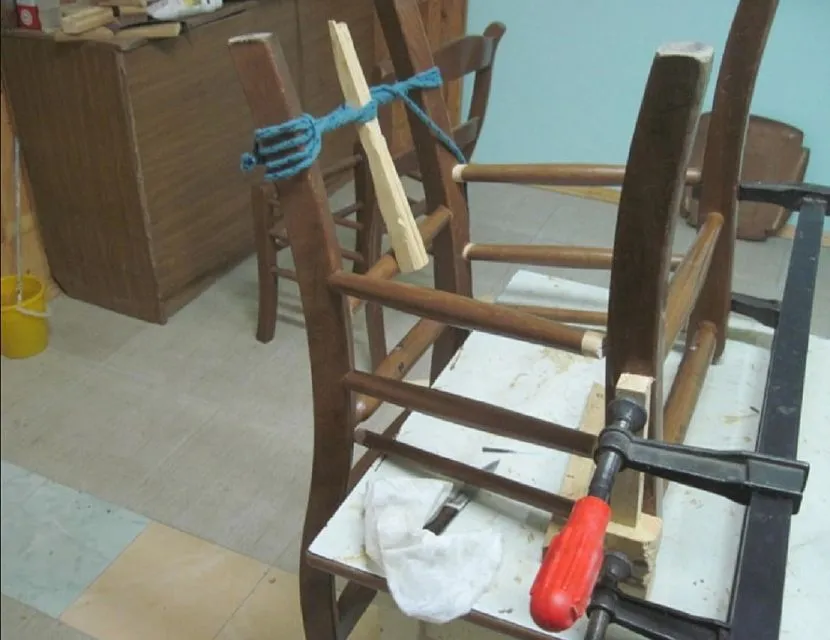 и чем правильно склеить деревянный стул в домашних условиях