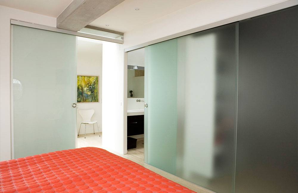 Перегородки для зонирования пространства в комнате: раздвижные, стеклянные, деревянные, пластиковые, ажурные, декоративные, реечные и мобильные, легкие и дизайнерские
 - 48 фото
