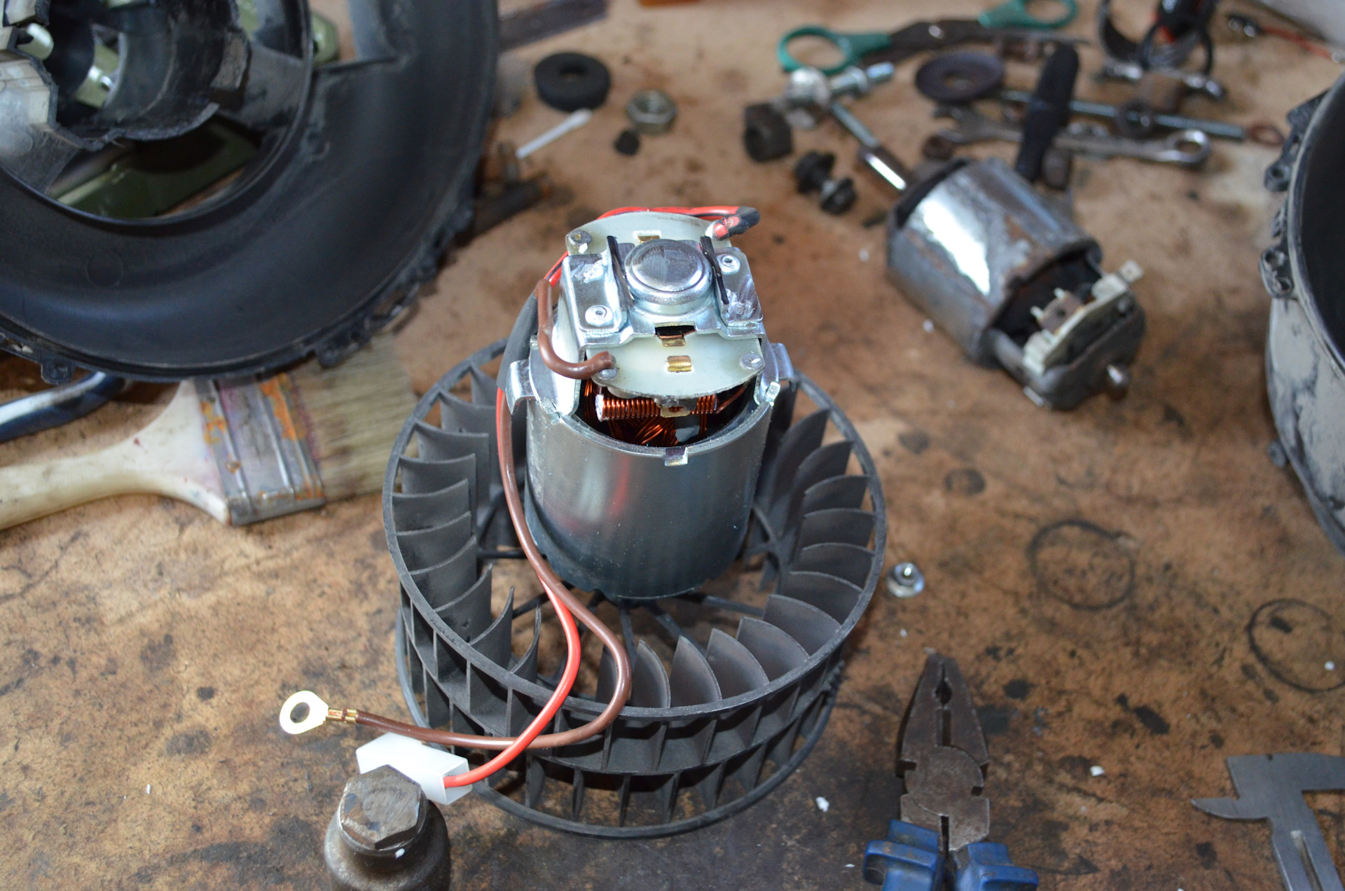 Замена электродвигателя вентилятора отопителя с крыльчаткой попросту моторчика на ваз-2112 старого образца.