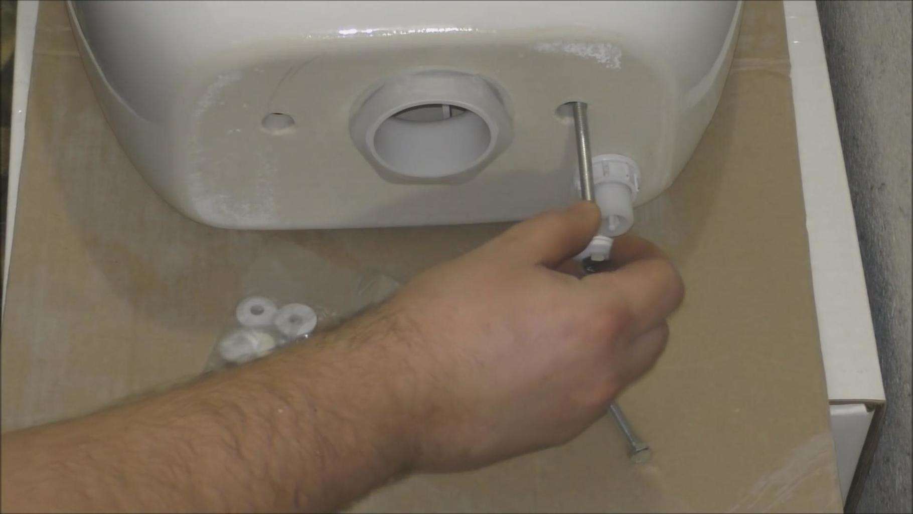 Течет бачок унитаза: что делать, если подтекает после смыва, потек сливной бачок унитаза с кнопкой, почему течет, как починить унитаз, который течет, как сделать бачок