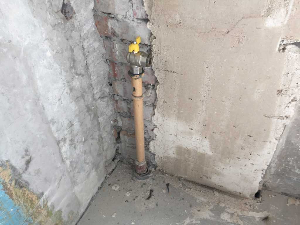Как обрезать газовую трубу в квартире на кухне