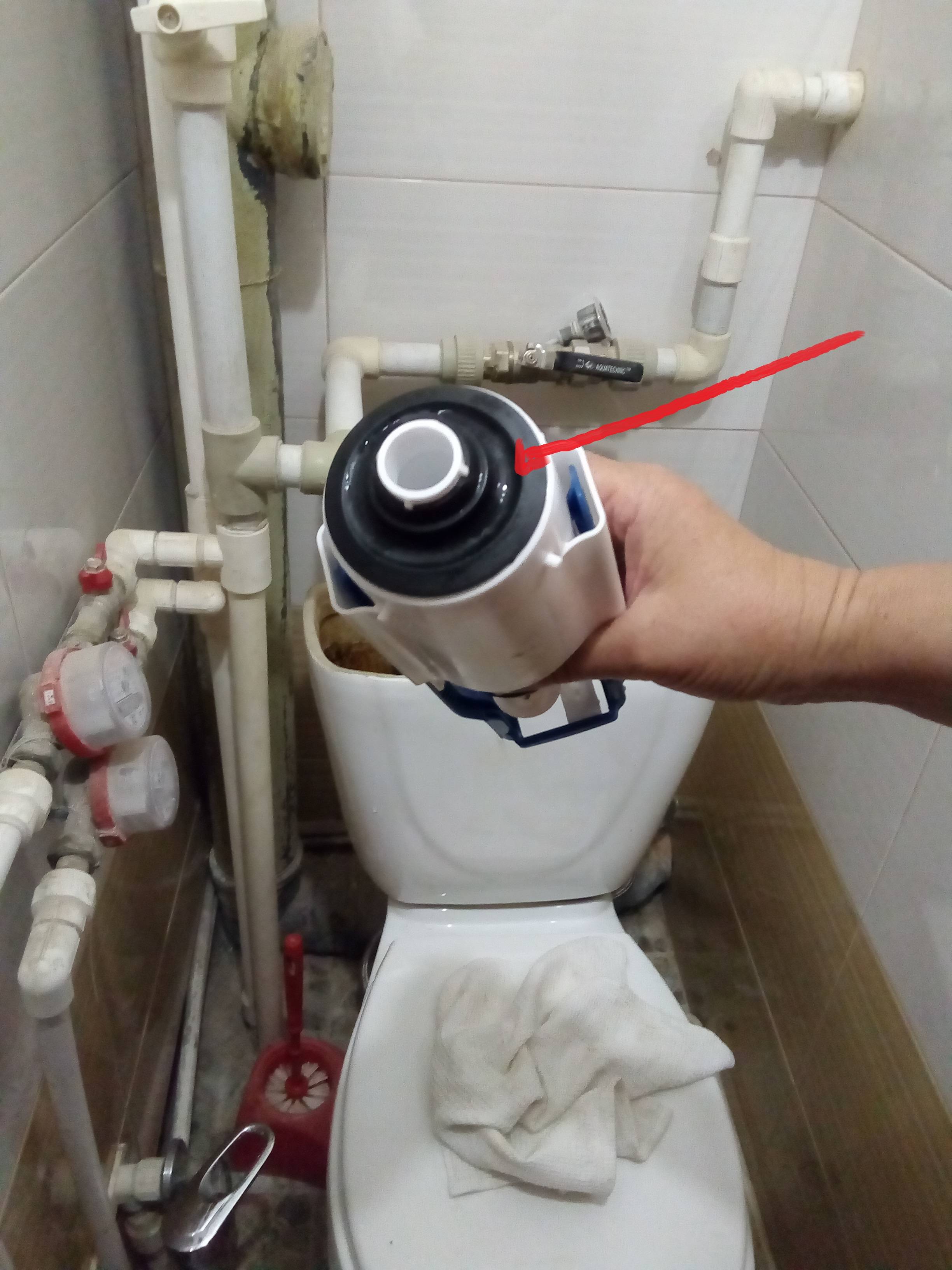 Постоянно течет вода в унитазе: почему подтекает из бачка и как устранить течь своими руками: фото, видео-инструкция